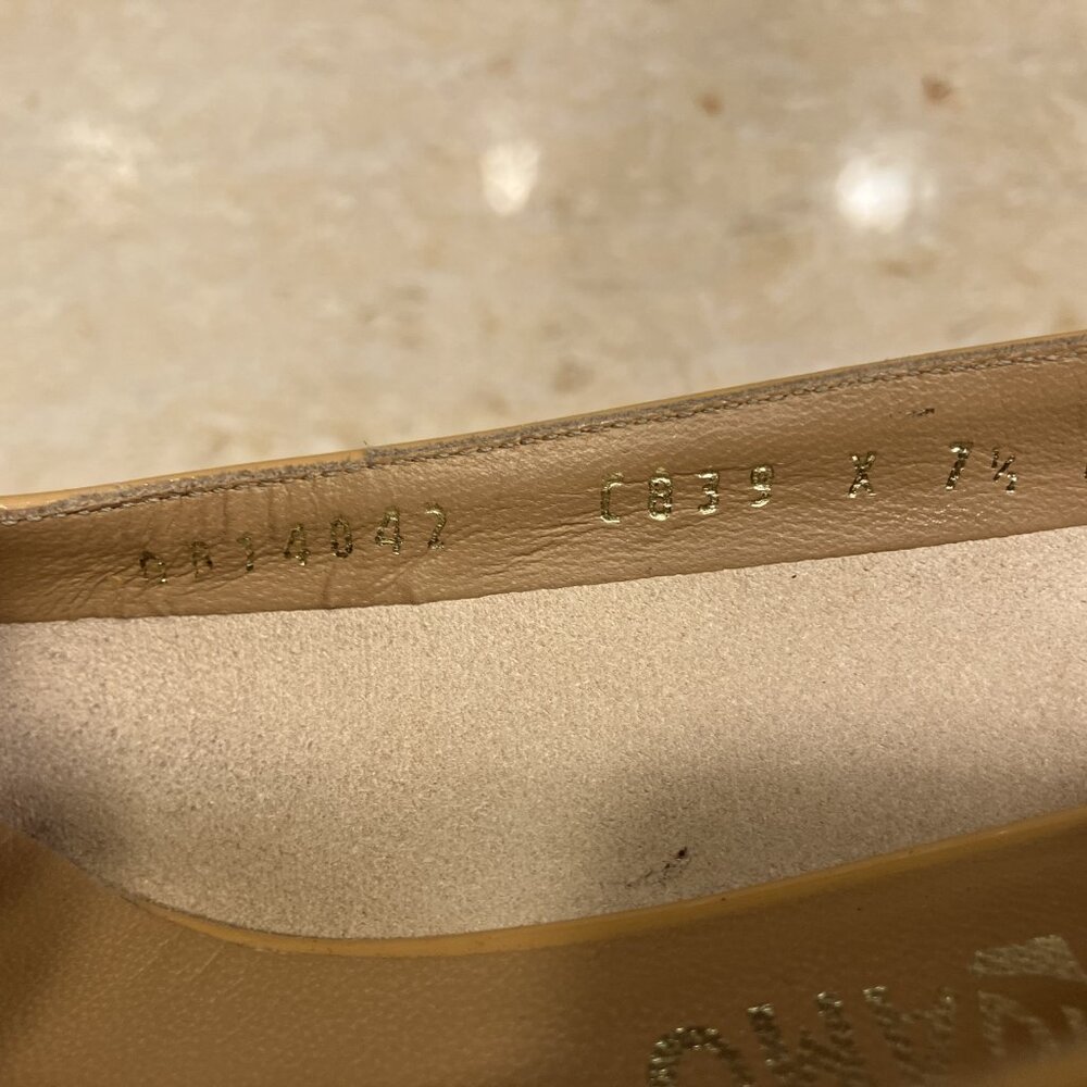 Salvatore Ferragamo Women Vara Pump  sz7.5B –Amaretti (Tan/Beige) Patent Leather - Picture 16 of 16